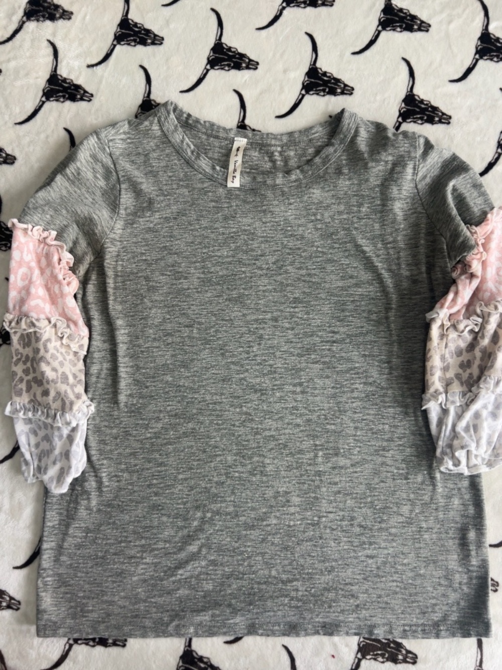 Vanilla Bay Gray Leopard Ruffle Sleeve Top Size Medium